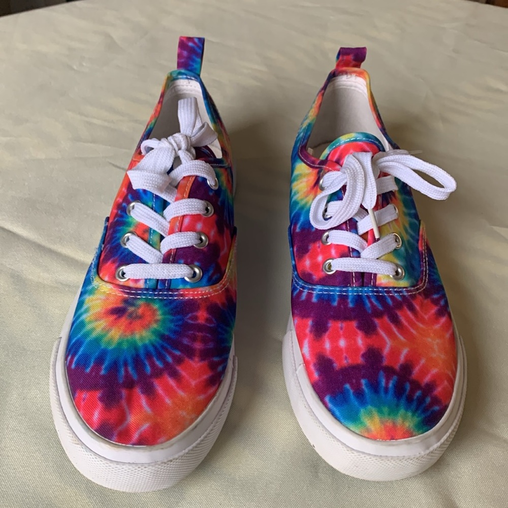Love 83 Tie Dye Print Women’s Sneakers 10 Like New EUC